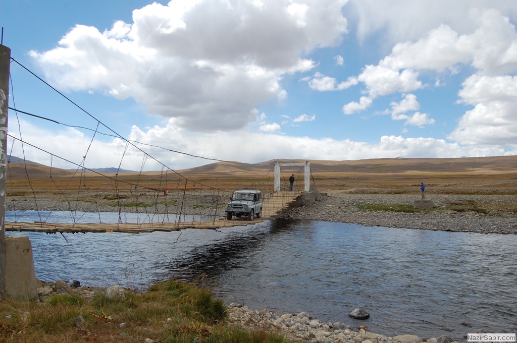 Crossing hanging on Kala Pani Deosai